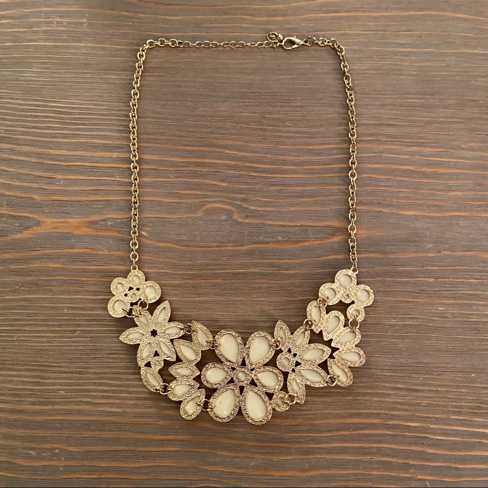 Francesca’s | Floral Statement Necklace Cream - Picture 4 of 4